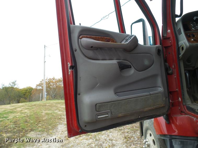 image for item DE5317 2002 Peterbilt 387 semi truck