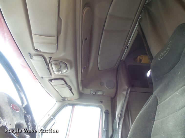 image for item DE5317 2002 Peterbilt 387 semi truck