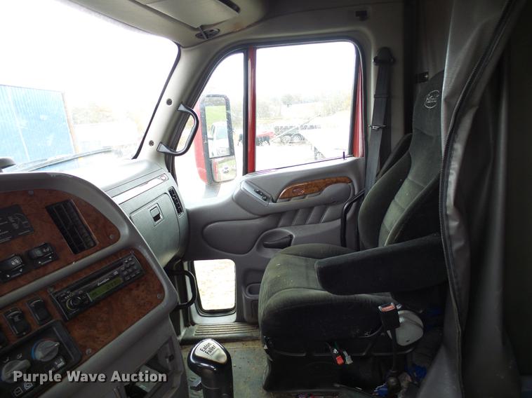 image for item DE5317 2002 Peterbilt 387 semi truck