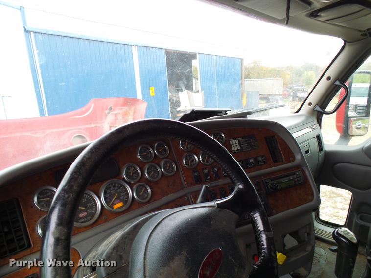 image for item DE5317 2002 Peterbilt 387 semi truck