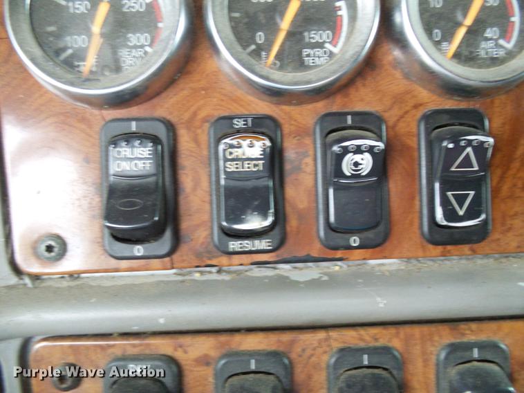 image for item DE5317 2002 Peterbilt 387 semi truck