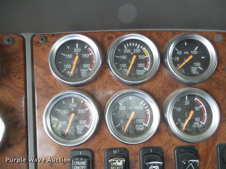 image for item DE5317 2002 Peterbilt 387 semi truck