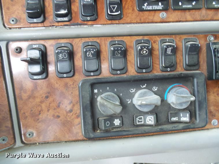 image for item DE5317 2002 Peterbilt 387 semi truck