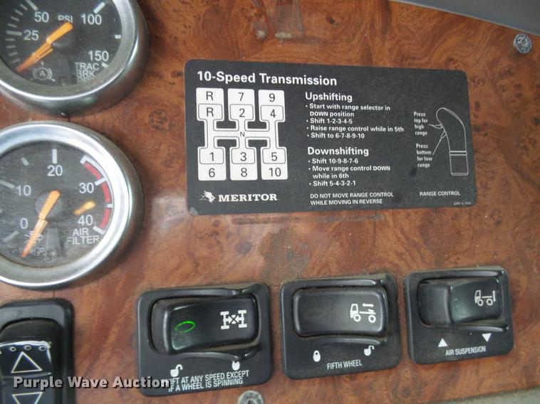 image for item DE5317 2002 Peterbilt 387 semi truck