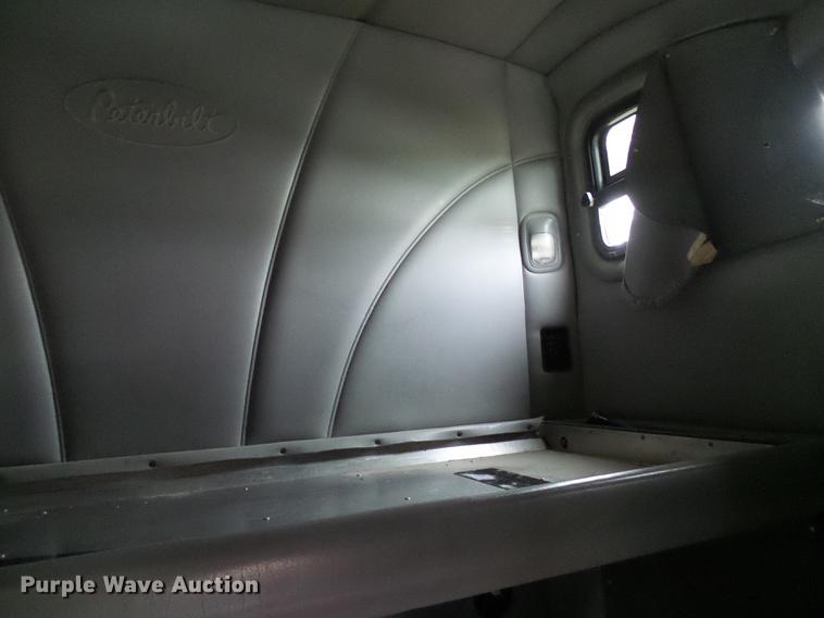 image for item DE5317 2002 Peterbilt 387 semi truck