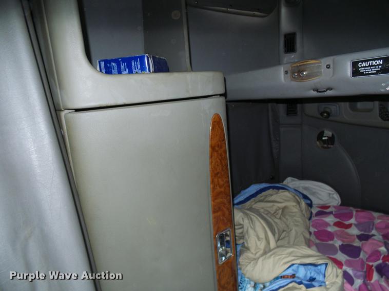 image for item DE5317 2002 Peterbilt 387 semi truck