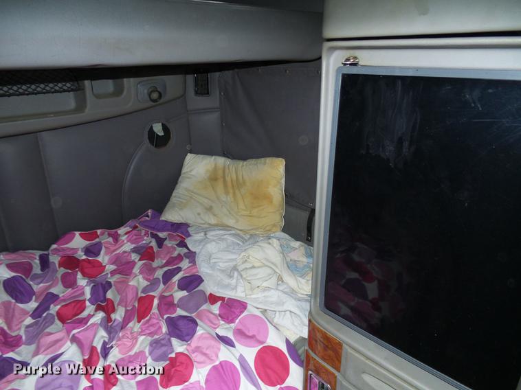 image for item DE5317 2002 Peterbilt 387 semi truck