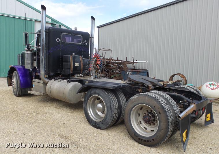 image for item DE7325 1993 Peterbilt 379 semi truck