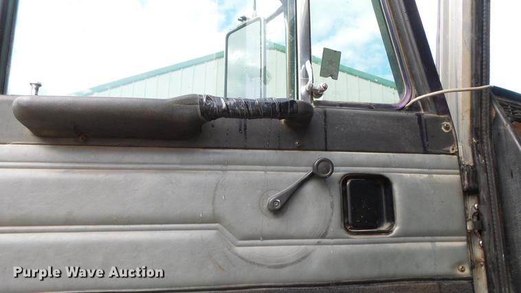 image for item DE7325 1993 Peterbilt 379 semi truck