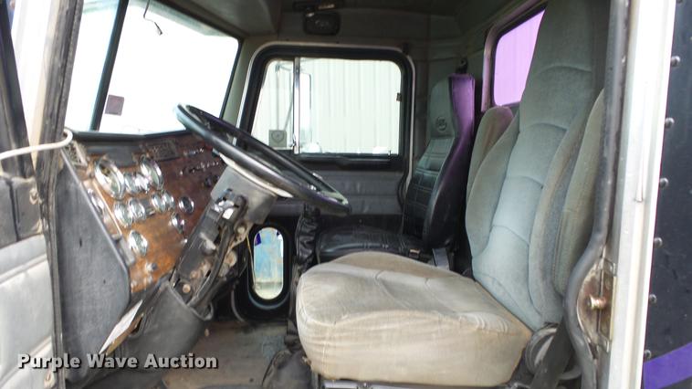 image for item DE7325 1993 Peterbilt 379 semi truck