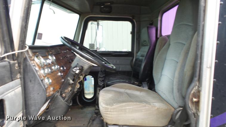 image for item DE7325 1993 Peterbilt 379 semi truck