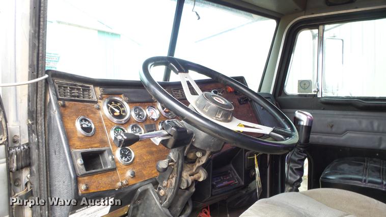 image for item DE7325 1993 Peterbilt 379 semi truck