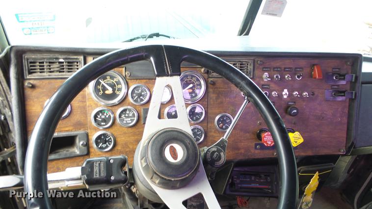 image for item DE7325 1993 Peterbilt 379 semi truck