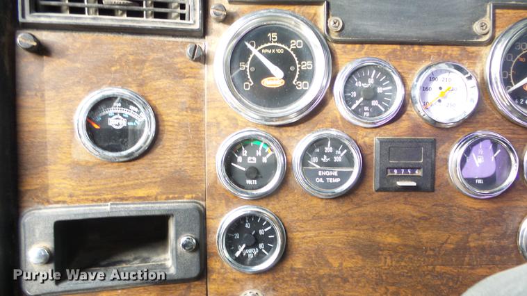 image for item DE7325 1993 Peterbilt 379 semi truck