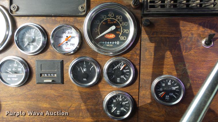 image for item DE7325 1993 Peterbilt 379 semi truck