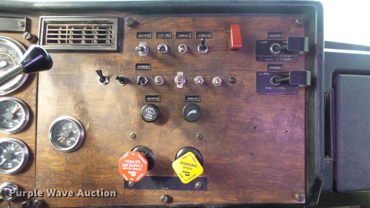 image for item DE7325 1993 Peterbilt 379 semi truck