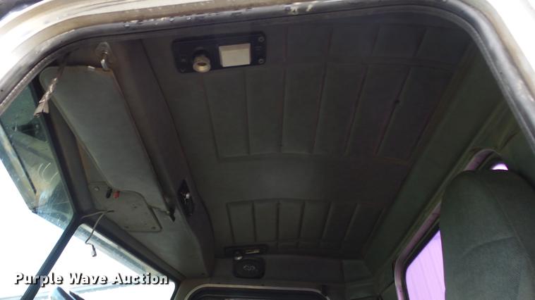 image for item DE7325 1993 Peterbilt 379 semi truck