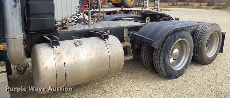 image for item DE7325 1993 Peterbilt 379 semi truck