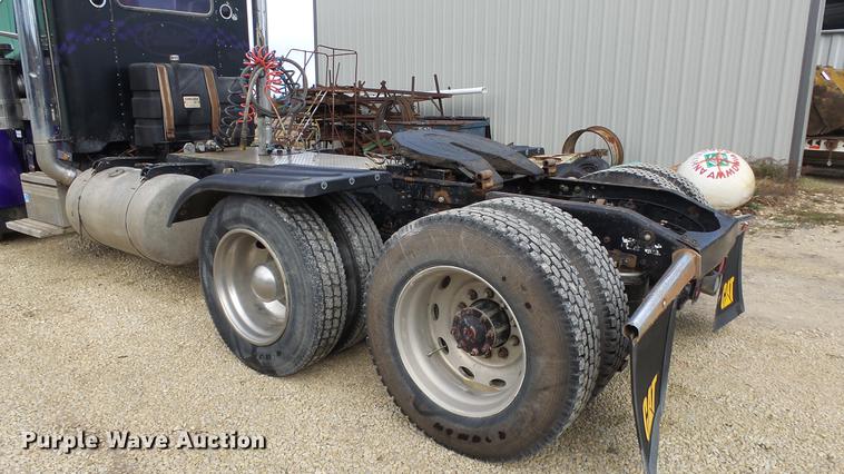 image for item DE7325 1993 Peterbilt 379 semi truck