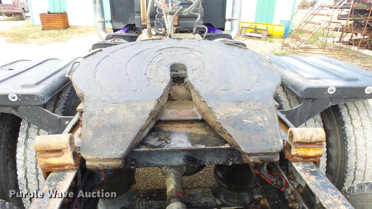 image for item DE7325 1993 Peterbilt 379 semi truck