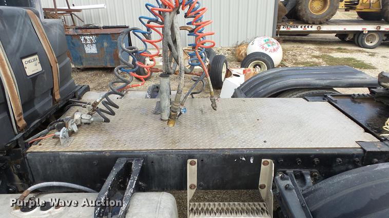 image for item DE7325 1993 Peterbilt 379 semi truck