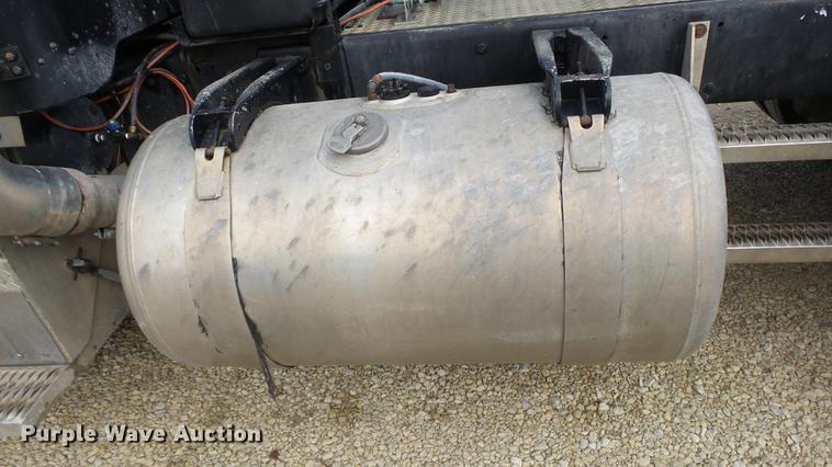 image for item DE7325 1993 Peterbilt 379 semi truck