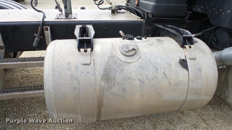 image for item DE7325 1993 Peterbilt 379 semi truck