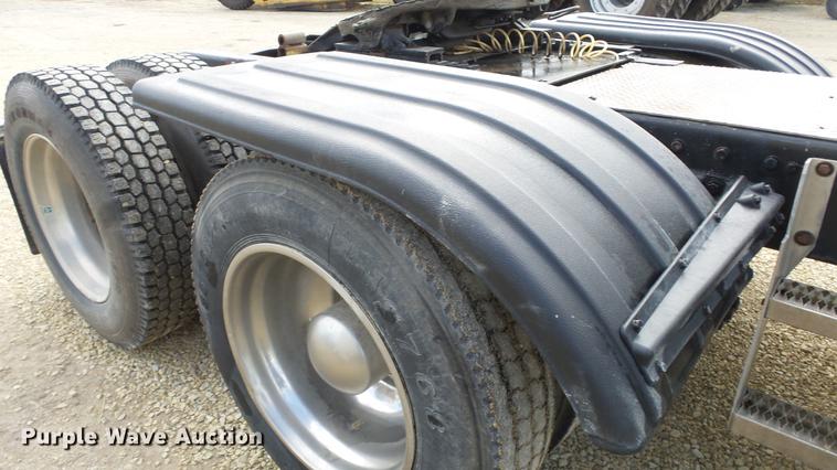 image for item DE7325 1993 Peterbilt 379 semi truck