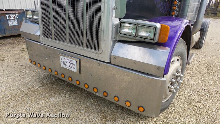 image for item DE7325 1993 Peterbilt 379 semi truck