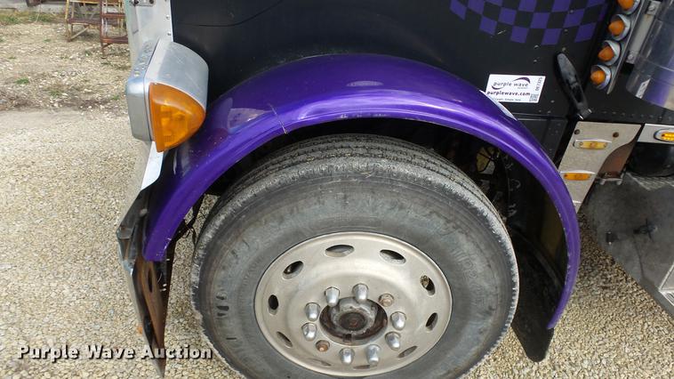 image for item DE7325 1993 Peterbilt 379 semi truck