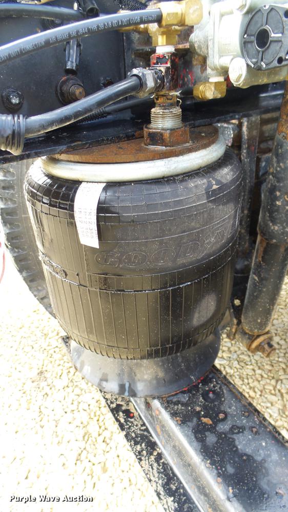 image for item DE7325 1993 Peterbilt 379 semi truck