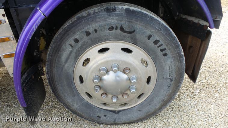 image for item DE7325 1993 Peterbilt 379 semi truck