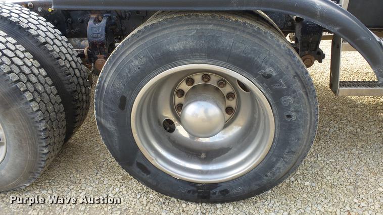 image for item DE7325 1993 Peterbilt 379 semi truck