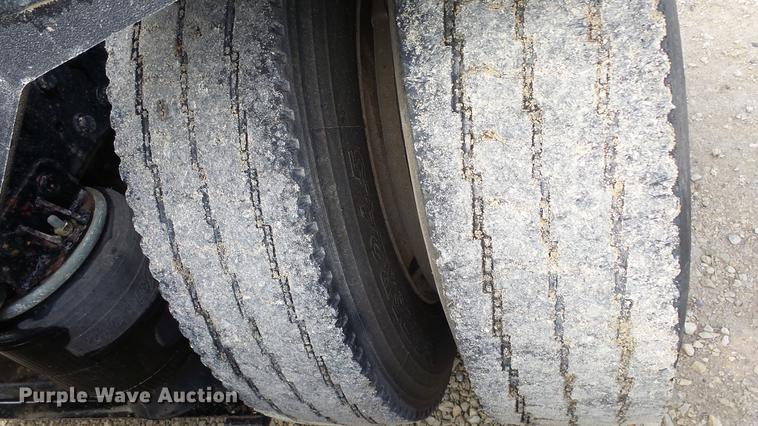 image for item DE7325 1993 Peterbilt 379 semi truck