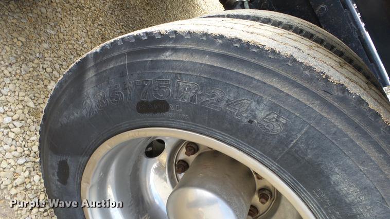 image for item DE7325 1993 Peterbilt 379 semi truck