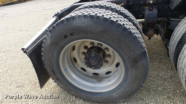 image for item DE7325 1993 Peterbilt 379 semi truck