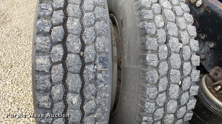 image for item DE7325 1993 Peterbilt 379 semi truck