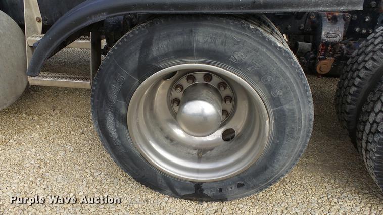 image for item DE7325 1993 Peterbilt 379 semi truck