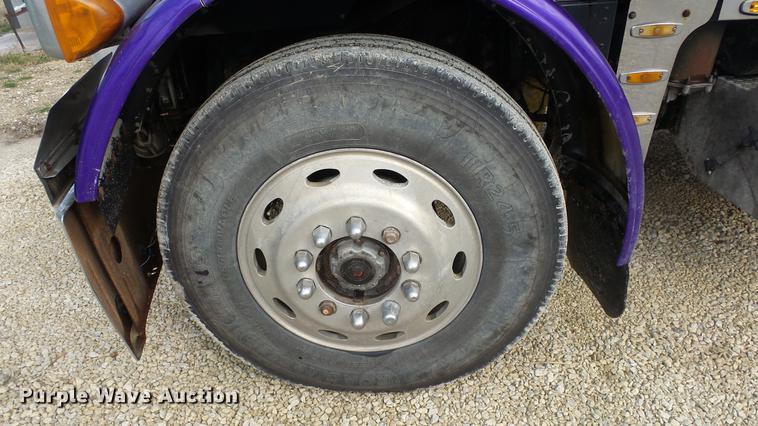 image for item DE7325 1993 Peterbilt 379 semi truck