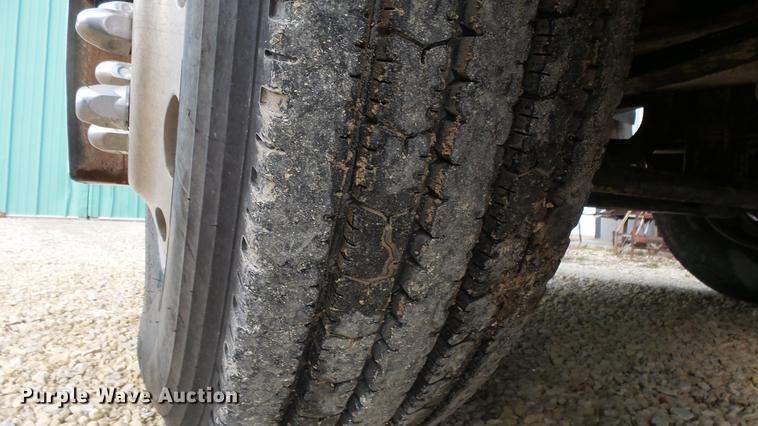 image for item DE7325 1993 Peterbilt 379 semi truck