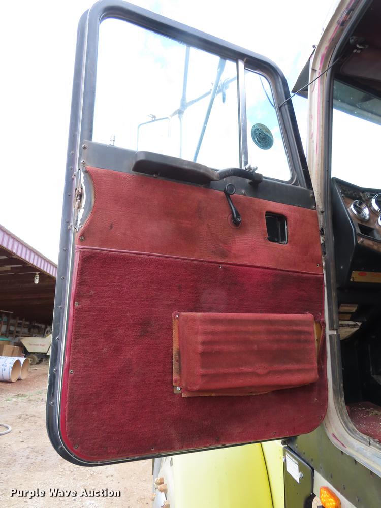 image for item DN9175 1989 Peterbilt 379 semi truck