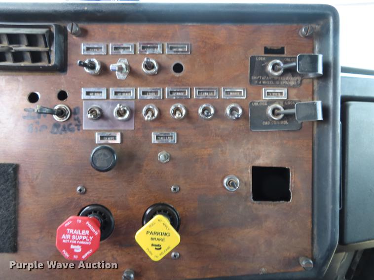 image for item DN9175 1989 Peterbilt 379 semi truck