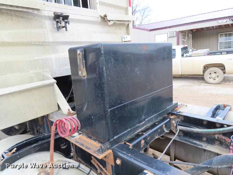 image for item DN9175 1989 Peterbilt 379 semi truck