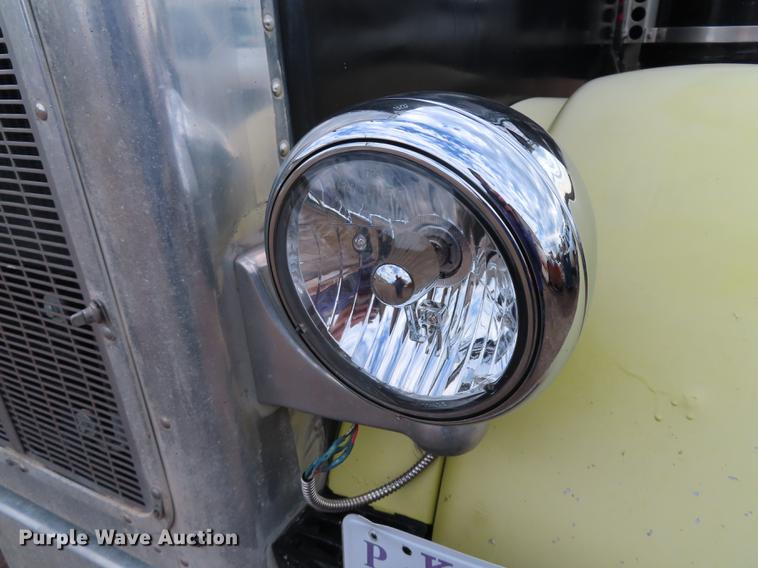 image for item DN9175 1989 Peterbilt 379 semi truck