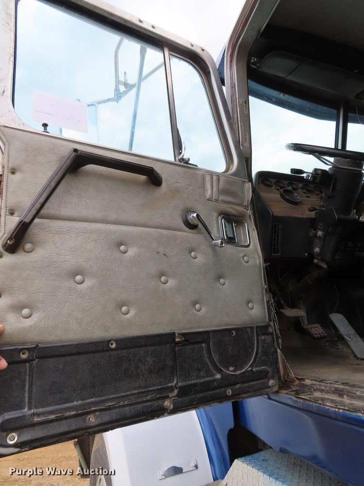 image for item DN9176 1993 Western Star 4900 semi truck