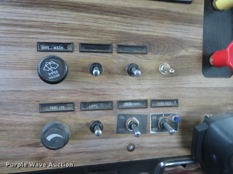 image for item DN9176 1993 Western Star 4900 semi truck