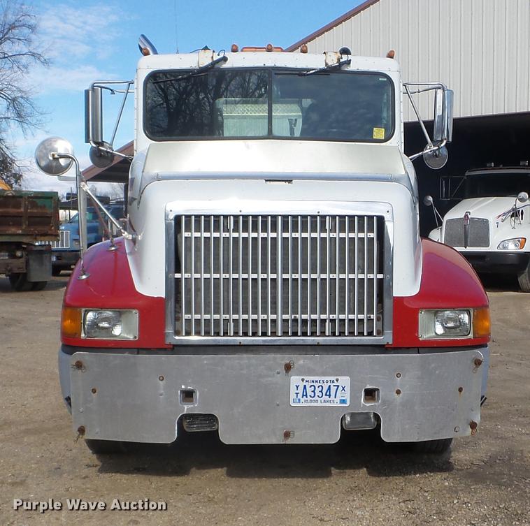 image for item DX9579 1992 International 9400 semi truck