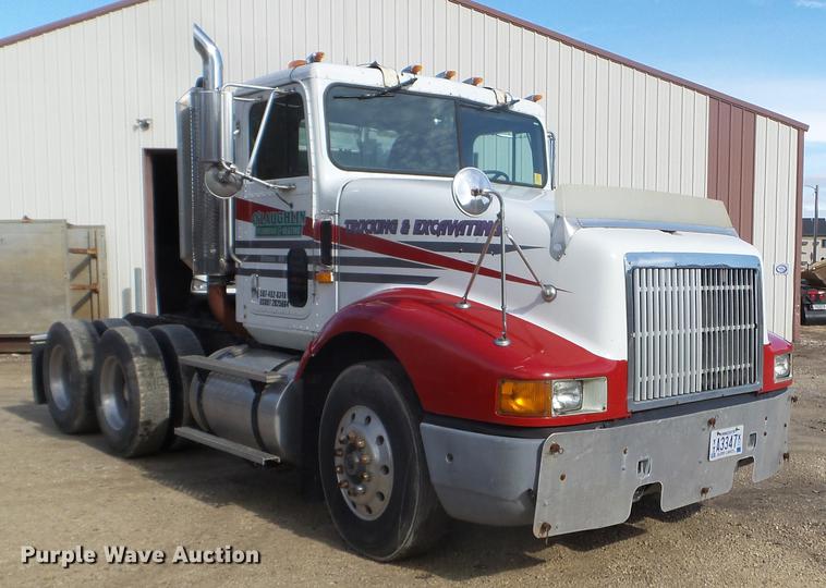 image for item DX9579 1992 International 9400 semi truck