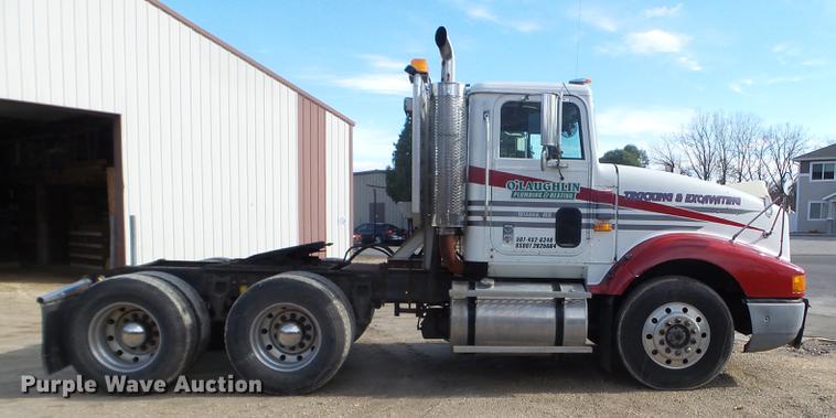 image for item DX9579 1992 International 9400 semi truck