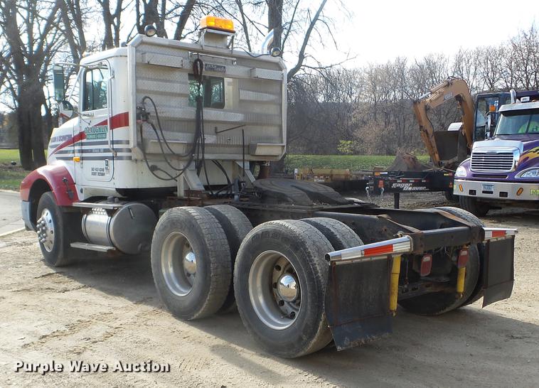 image for item DX9579 1992 International 9400 semi truck